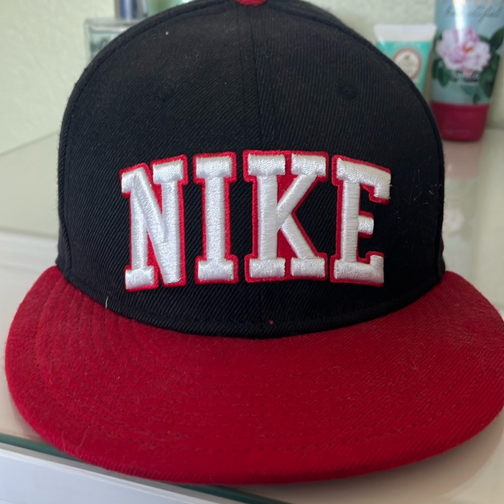 Nike men’s baseball hat.